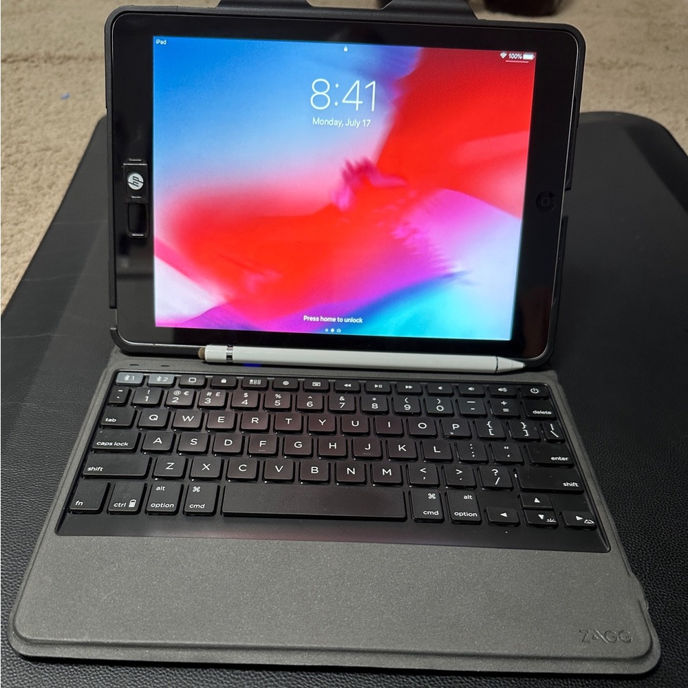 iPad Air ME904LL/A for Sale with ZAGG 2 piece case with keyboard and stylus.